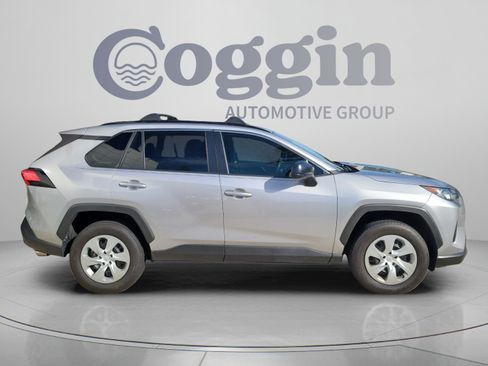 Used 2021 Toyota RAV4 LE FWD image 4