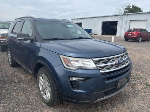 Used 2018 Ford Explorer XLT w/ Equipment Group 202A AWD/4WD image 2