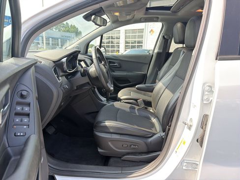 Used 2019 Chevrolet Trax LT w/ Sun & Sound Package FWD image 25