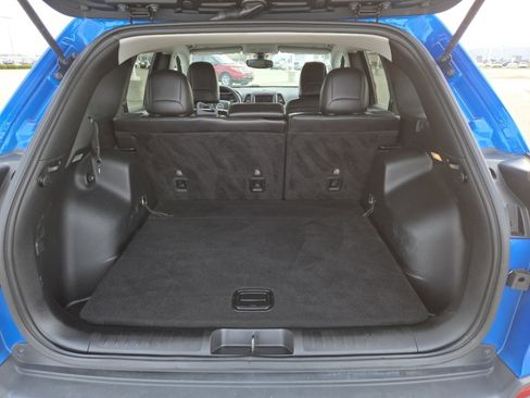 Used 2019 Jeep Cherokee Trailhawk w/ Cold Weather Group image 19