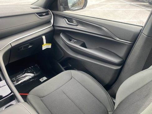 New 2025 Jeep Grand Cherokee L Laredo image 36