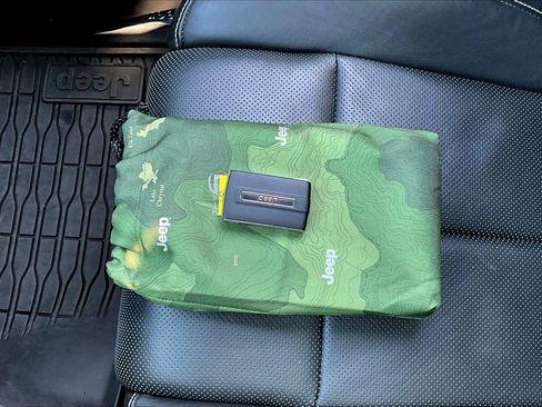 Used 2024 Jeep Grand Cherokee Overland w/ Luxury Tech Group IV image 12