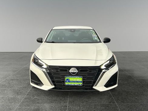 Used 2025 Nissan Altima 2.5 SV FWD image 2