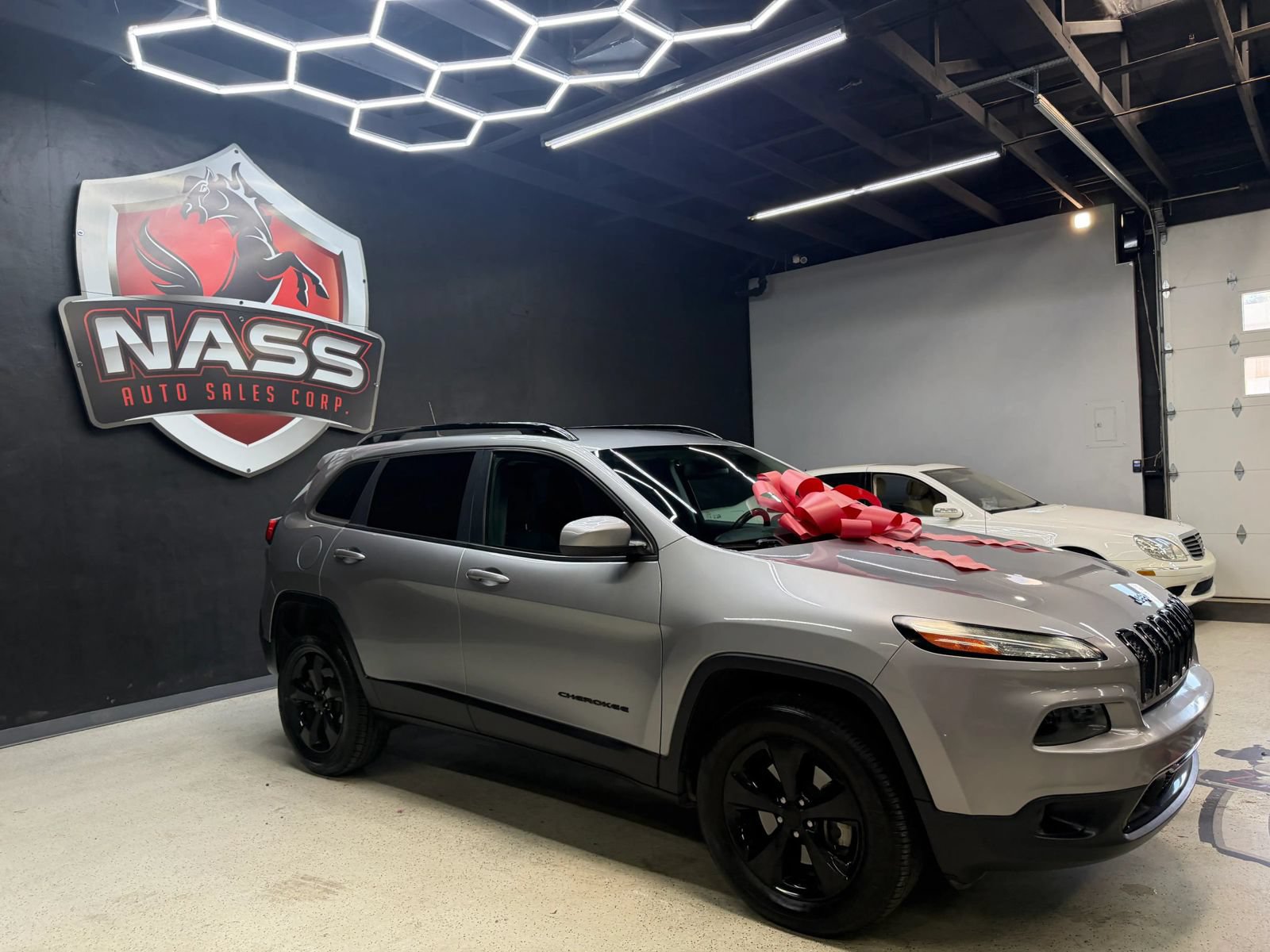 Used 2016 Jeep Cherokee Latitude FWD image 9