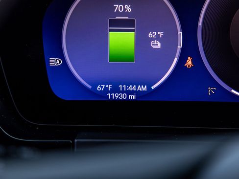Certified 2025 Porsche Macan 4S Electric AWD/4WD image 27
