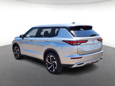 Used 2025 Mitsubishi Outlander SE image 4