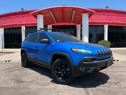 Used 2017 Jeep Cherokee Trailhawk w/ Comfort/Convenience Group AWD/4WD image 2