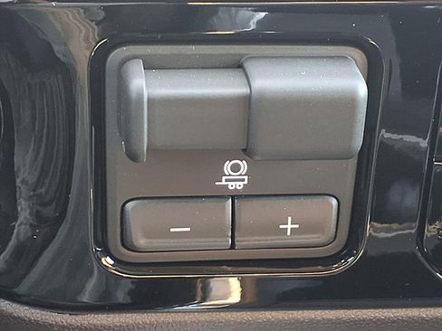 Used 2025 Chevrolet Silverado 2500 LT w/ Z71 Chrome Sport Edition image 7