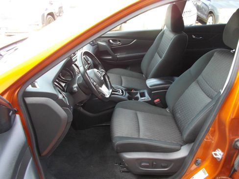 Used 2020 Nissan Rogue SV image 11