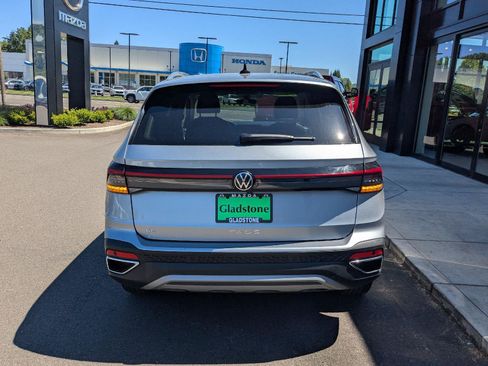 Used 2025 Volkswagen Taos SE FWD image 5