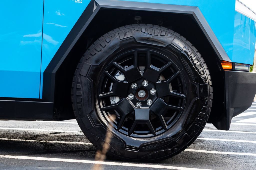 Used 2024 Tesla Cybertruck AWD Crew Cab image 9