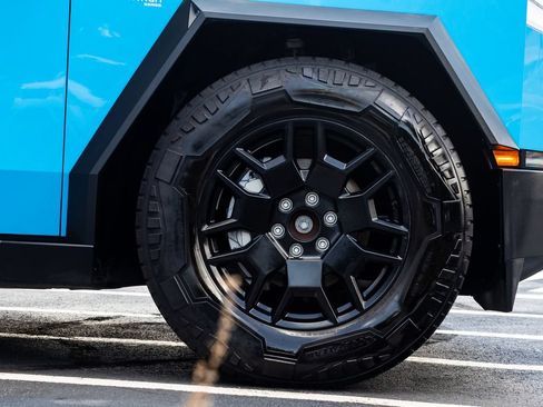 Used 2024 Tesla Cybertruck AWD Crew Cab image 9