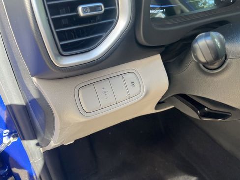 Used 2025 Hyundai Venue SEL image 18