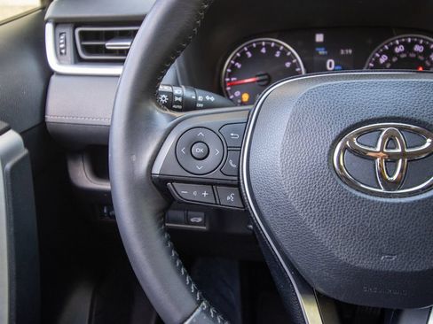 Used 2020 Toyota RAV4 XLE Premium FWD image 33