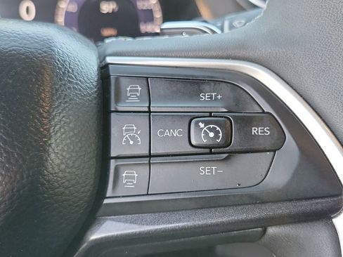 Used 2023 Jeep Grand Cherokee L Laredo image 6