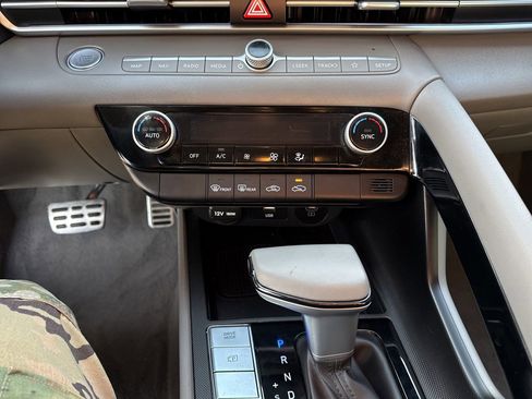 Used 2025 Hyundai Elantra SEL image 24