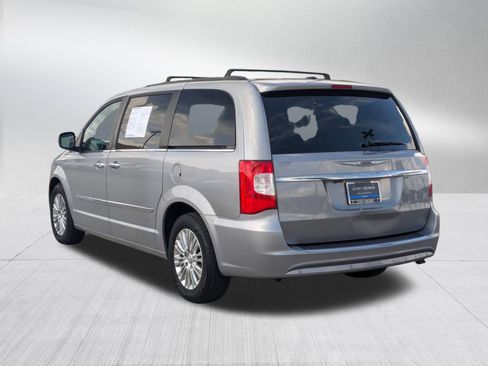 Used 2014 Chrysler Town & Country Touring-L w/ Driver Convenience Group image 3