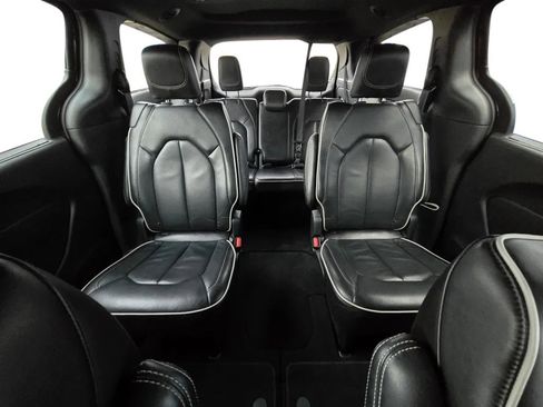 Used 2025 Chrysler Pacifica Limited image 26
