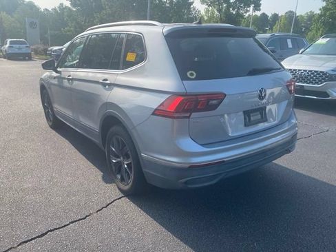 Used 2022 Volkswagen Tiguan SE w/ Panoramic Sunroof Package AWD/4WD image 3