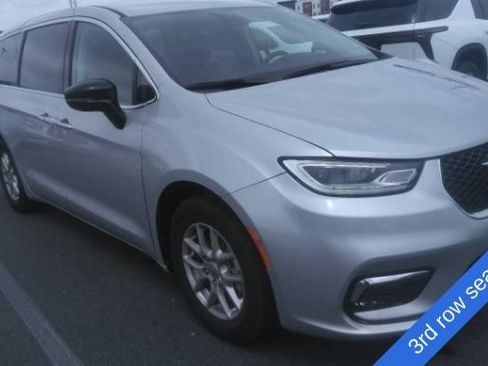 Used 2024 Chrysler Pacifica Touring-L FWD image 6