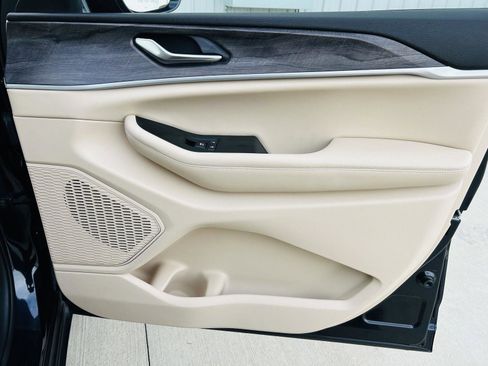 Used 2023 Jeep Grand Cherokee Limited w/ Luxury Tech Group II image 35