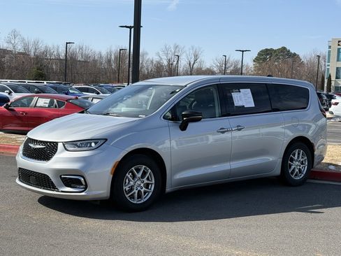 Used 2024 Chrysler Pacifica Touring-L image 3