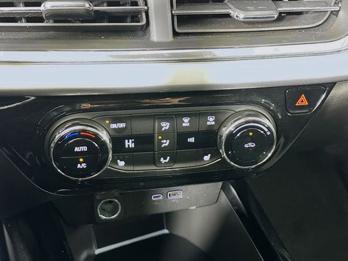 Used 2025 Chevrolet Trax LT w/ LT Convenience Package image 23