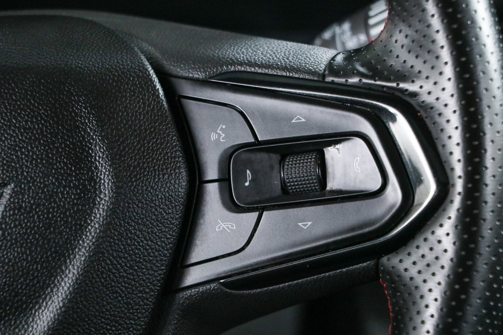 Used 2025 Chevrolet Trax RS w/ Sunroof Package FWD image 14