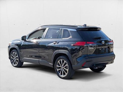 Used 2023 Toyota Corolla Cross XLE image 8