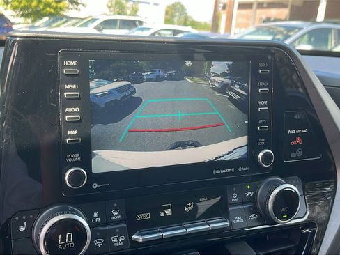 Used 2020 Toyota Highlander XLE image 18