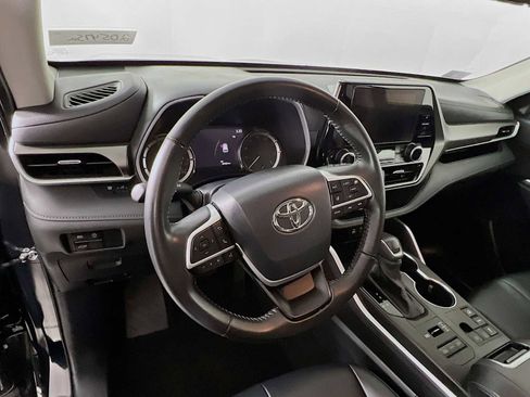 Used 2024 Toyota Highlander XLE image 11