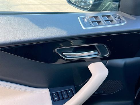 Used 2017 Jaguar F-PACE Premium image 18
