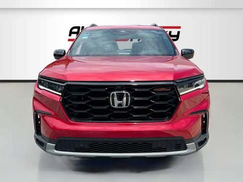 Used 2025 Honda Pilot TrailSport image 2