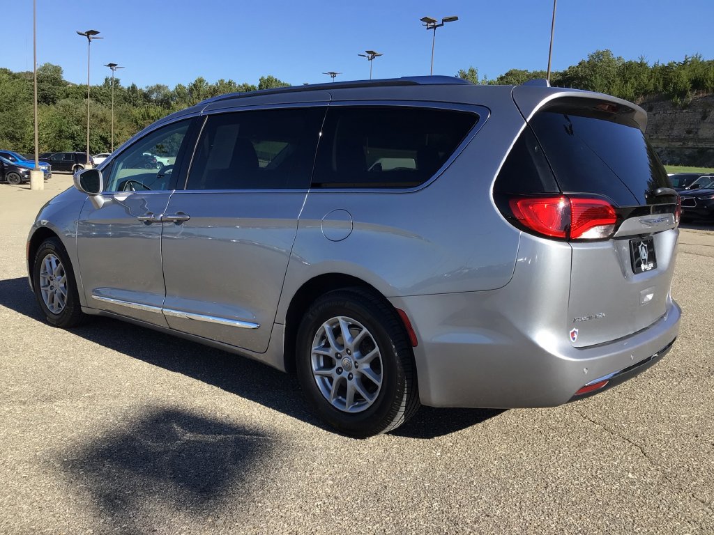 Used 2020 Chrysler Pacifica Touring-L FWD image 4