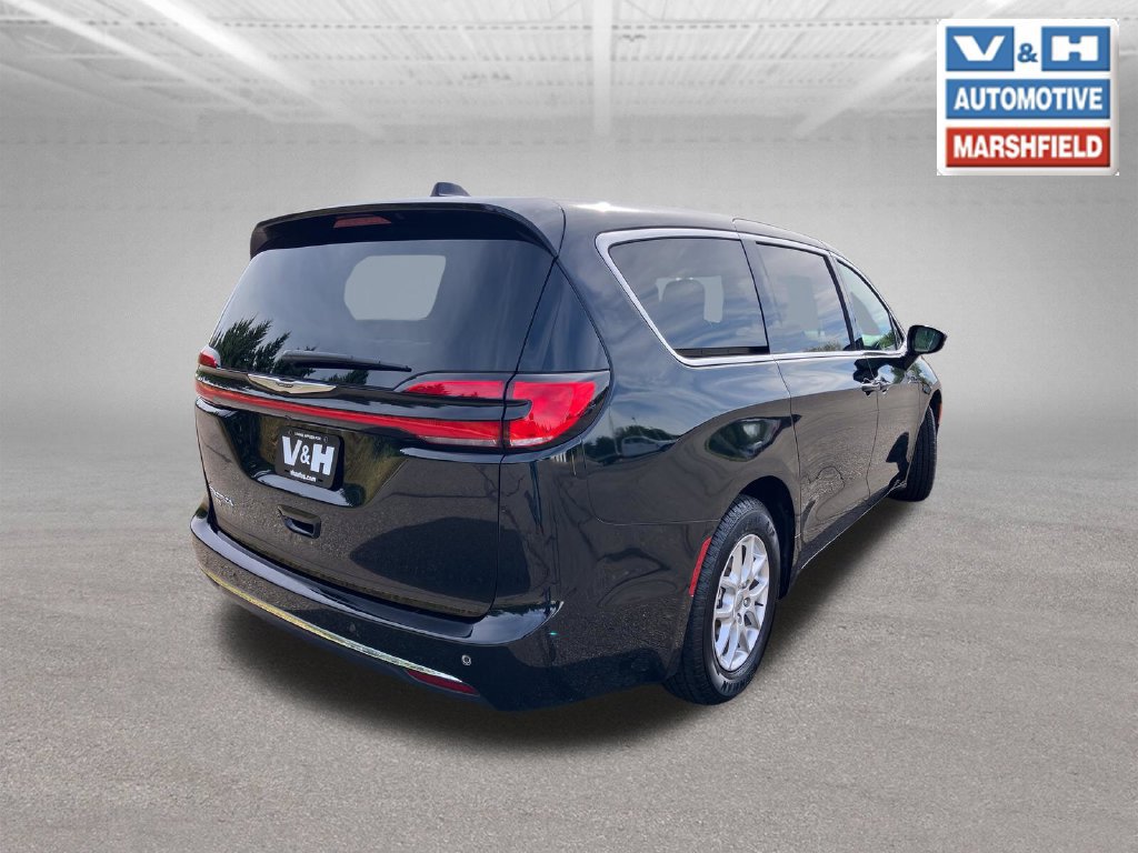 Used 2024 Chrysler Pacifica Touring-L FWD image 29