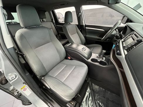 Used 2019 Toyota Highlander LE FWD image 38
