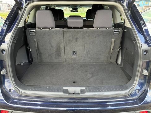 Used 2025 Toyota Highlander LE FWD image 28