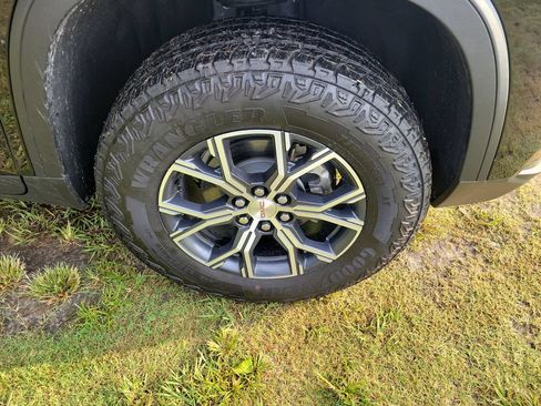 Used 2026 GMC Acadia AT4 w/ Luxury Package AWD/4WD image 7
