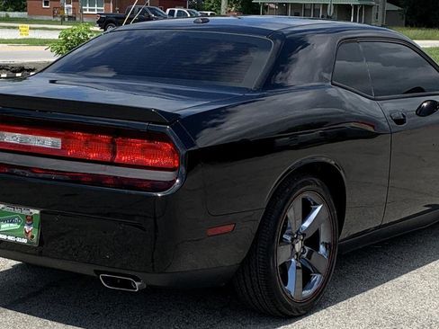 Used 2014 Dodge Challenger SXT RWD image 5