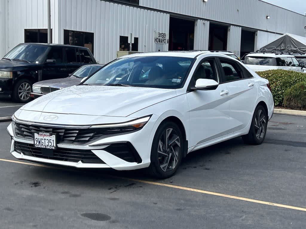 Used 2025 Hyundai Elantra Limited FWD image 3