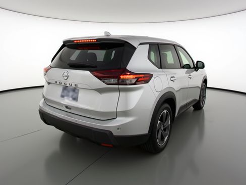 Used 2025 Nissan Rogue SV image 9