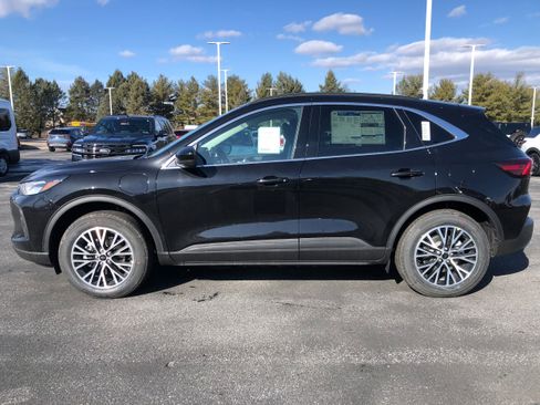 New 2025 Ford Escape SE w/ Class II Trailer Tow Package FWD image 2