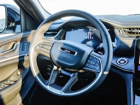 New 2025 Jeep Grand Cherokee Limited w/ Black Appearance Package image 16