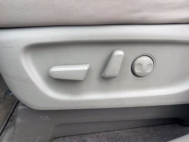 Used 2015 Kia Sedona LX FWD image 25