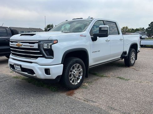 Used 2024 Chevrolet Silverado 2500 LTZ w/ LTZ Plus Package AWD/4WD image 2