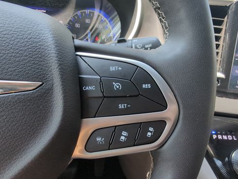 Used 2024 Chrysler Pacifica Touring-L FWD image 20