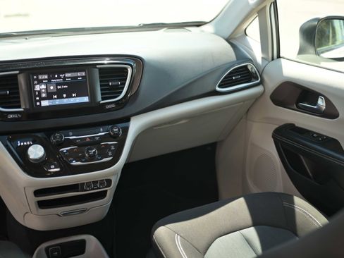 Used 2022 Chrysler Voyager LX image 9