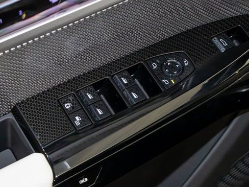 Used 2025 BMW 760i xDrive w/ Executive Package image 15