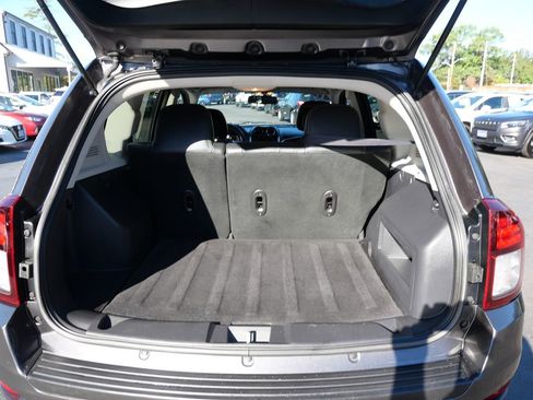 Used 2017 Jeep Compass Latitude image 31