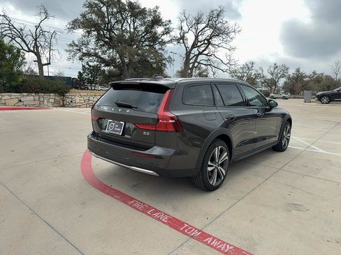 Certified 2025 Volvo V60 B5 Cross Country Plus image 6